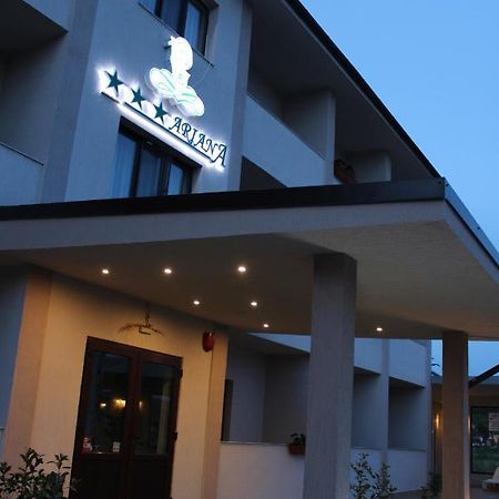 Hotel Ariana Tasnad Exterior foto