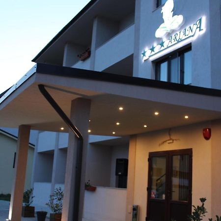 Hotel Ariana Tasnad Exterior foto