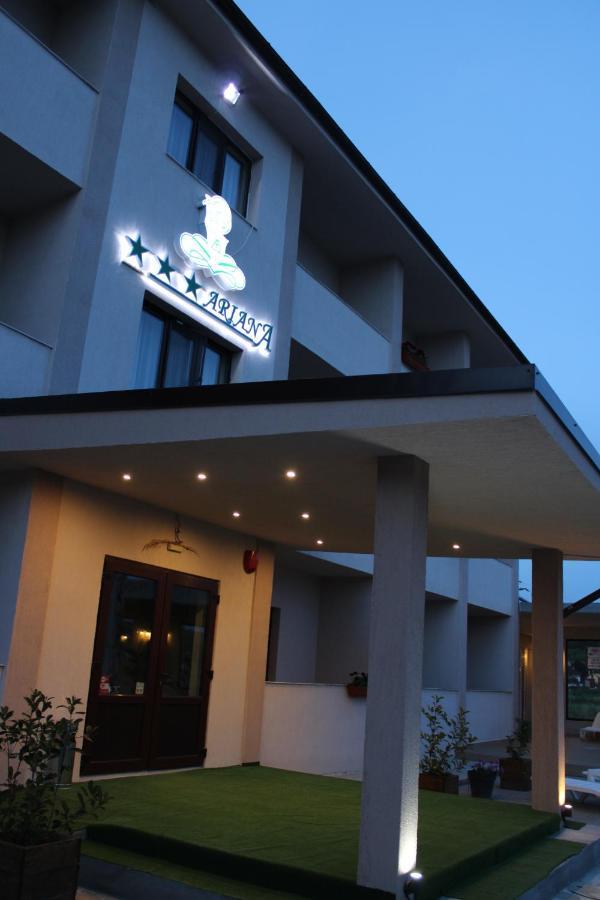 Hotel Ariana Tasnad Exterior foto