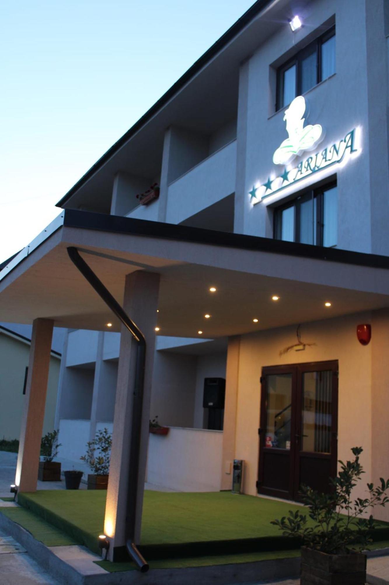 Hotel Ariana Tasnad Exterior foto